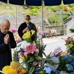 脱線事故の犠牲者を悼み、手を合わせる日笠忠一さん＝神戸市北区道場町生野
