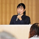 三輪小学校区まちづくり協議会が開いた料理教室の感想や今後の課題などを発表する八田真衣さん＝三田市駅前町