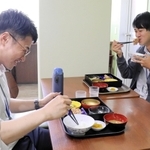 プレオープンに訪れ、同僚と定食を味わう市役所職員＝三田市三輪２、三田市役所