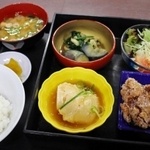 地元産野菜や米を使った日替わり定食＝三田市三輪２、三田市役所