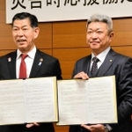 災害時における応援協定を結んだ県司法書士会の野上英則会長（右）と三田市の田村克也市長＝三田市役所