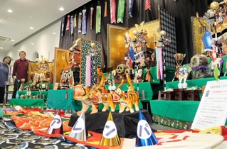 豪華な三段飾りなどがずらりと並ぶ。「アレンパ」を願った張り子の虎も＝三田市上井沢、広野市民センター