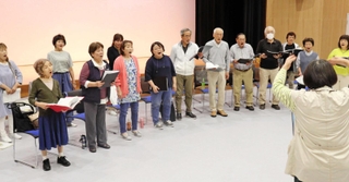 記念コンサートに向け、練習に励むメンバーら＝三田市三田町、さんだ市民センター
