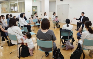 車座になり、子育て全般について田村克也市長（奥右）と活発に意見を交わした保護者＝三田市弥生が丘１