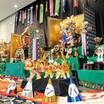 豪華な三段飾りなどがずらりと並ぶ。「アレンパ」を願った張り子の虎も＝三田市上井沢、広野市民センター