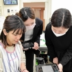 導入されたサービスを使って情報交換する職員ら。電話連絡などの負担が軽減されたという＝三田市上井沢