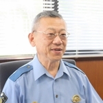 「今、署長を務められているのも周りの支えのおかげ」と感謝を述べる齋藤健司署長＝三田市天神１、三田署