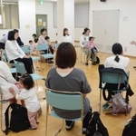 車座になり、子育て全般について田村克也市長（奥右）と活発に意見を交わした保護者＝三田市弥生が丘１