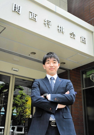 今期の六段昇段を見据える冨田誠也新五段。合間を縫ってジムに通い、筋トレでリフレッシュするのが日課という＝大阪市福島区、関西将棋会館