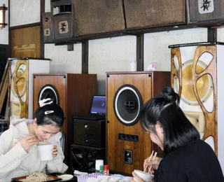 そば屋で存在感を放つステレオ＝三田市尼寺