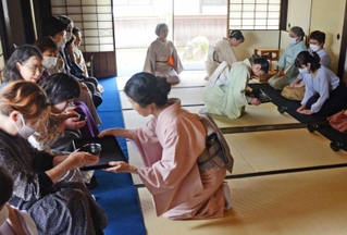 西綱子の百回忌をしのんで開かれた茶会＝三田市屋敷町、旧九鬼家住宅資料館