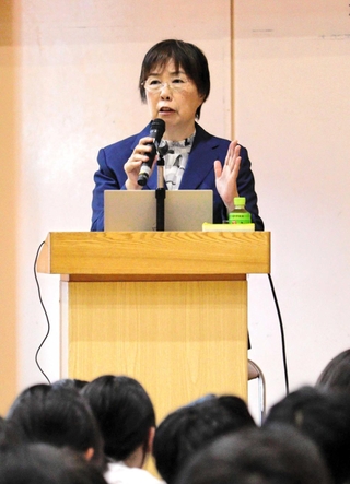 自分や友人を大切にする方法を生徒たちに伝える竹内志津香さん＝八景中学校