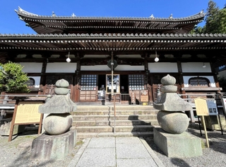 温泉寺にある平清盛の五輪塔（手前）