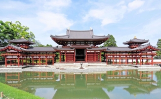１０４２年に有馬を訪れた記録が残る藤原頼通が建立した平等院鳳凰堂
