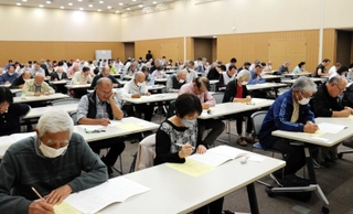 真剣な表情で問題に挑む受検者＝２０２３年１１月
