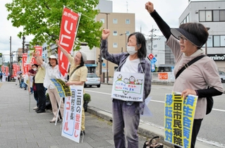 三田市民病院の統合に反対し、抗議集会で声を上げる参加者ら＝三田市三輪２