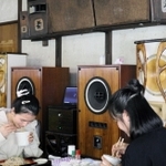 そば屋で存在感を放つステレオ＝三田市尼寺