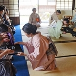 西綱子の百回忌をしのんで開かれた茶会＝三田市屋敷町、旧九鬼家住宅資料館