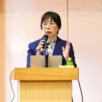 自分や友人を大切にする方法を生徒たちに伝える竹内志津香さん＝八景中学校