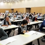 真剣な表情で問題に挑む受検者＝２０２３年１１月