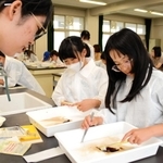 理化部員からアドバイスを受けながら、葉から葉脈を取り出す子どもら＝三田市狭間が丘１、北摂三田高校