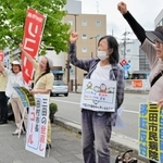 三田市民病院の統合に反対し、抗議集会で声を上げる参加者ら＝三田市三輪２