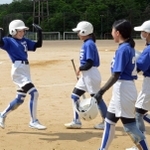 ３点本塁打を放ったゆりのき台の黒瀬彩衣さん（左）を迎える仲間たち＝ゆりのき台中学校