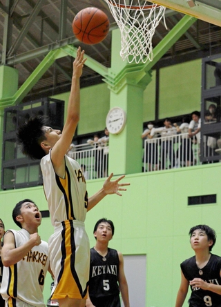 男子決勝でシュートを決める八景・上野台の選手＝神姫バス城山体育館