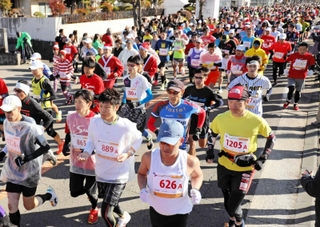 昨年の三田国際マスターズマラソンで一斉に走り出すランナー＝三田市天神