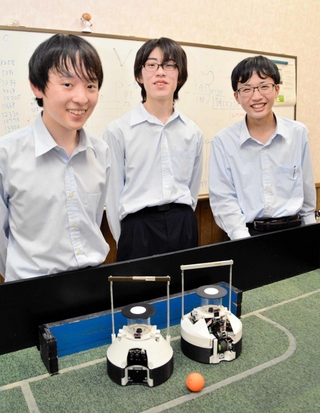世界大会に出場する科学部ロボティクス班の（左から）丸岡勇也さん、古市悠さん、山本龍輝さん＝三田市学園１、三田祥雲館高校