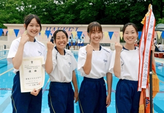水泳女子リレー２種目で大会新記録をマークした、ゆりのき台の（左から）堀川心愛さん、岡本彩羽さん、玉利愛佳さん、水野歩未さん＝八景中学校
