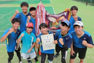 ３６年ぶりの団体優勝を果たした上野台中の選手たち＝丹波市青垣町田井縄