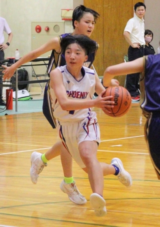 女子決勝で切れのあるドライブで相手を翻弄する狭間の前西詩音主将＝丹波篠山総合スポーツセンター