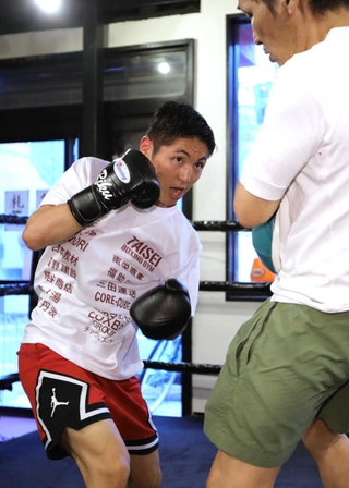 丸元大成会長（右）と二人三脚で悲願の世界王座奪取に挑む加納陸＝三田市中町、大成ジム（撮影・吉田敦史）