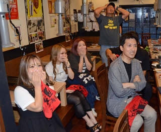 加納陸選手がＫＯ負けし、言葉を失うファンら＝川西市鼓が滝１