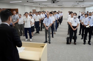 市議によるパワハラのアンケート結果を受け、田村克也市長の訓示を聞く管理職＝三田市役所