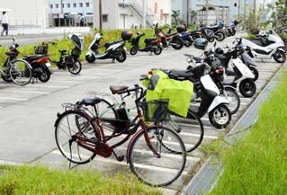 午前９時前、開庁時間ではないが多くの自転車やバイクが止まっている＝三田市役所