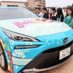 「ＭＩＲＡＩ」にラッピングされた自作のデザインをクラスメートに紹介する遠藤寧々さん（右端）＝三田小学校