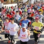 昨年の三田国際マスターズマラソンで一斉に走り出すランナー＝三田市天神