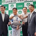協定を締結した田村克也市長（左端）と神姫バスの長尾真社長（右端）、プロジェクトに参画する「兵庫ブルーサンダーズ」の山崎章弘監督（中央左）と有馬高校の小川秀雄校長＝三田市役所