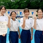水泳女子リレー２種目で大会新記録をマークした、ゆりのき台の（左から）堀川心愛さん、岡本彩羽さん、玉利愛佳さん、水野歩未さん＝八景中学校