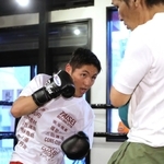 丸元大成会長（右）と二人三脚で悲願の世界王座奪取に挑む加納陸＝三田市中町、大成ジム（撮影・吉田敦史）