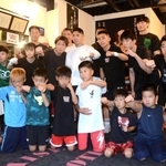 ジムの後輩や子どもたちに送り出される加納陸（後列中央）＝三田市中町、大成ジム