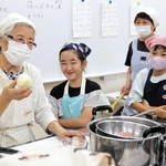 タマネギの収穫時期や切り方を説明する三宅幸子さん（左端）＝フラワータウン市民センター
