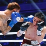 ２回、アンソニー・オラスクアガ選手（左）のパンチをよける加納陸選手＝両国国技館