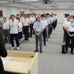 市議によるパワハラのアンケート結果を受け、田村克也市長の訓示を聞く管理職＝三田市役所