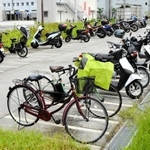 午前９時前、開庁時間ではないが多くの自転車やバイクが止まっている＝三田市役所