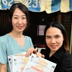 発行した７－８月号を手にするドウ・シ・ハ・エンさん（右）と平田利枝さん＝三田市三田町