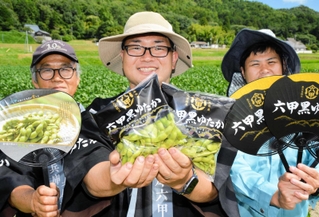 六甲黒ゆたかやうちわを手に魅力を語る生産者ら＝三田市木器