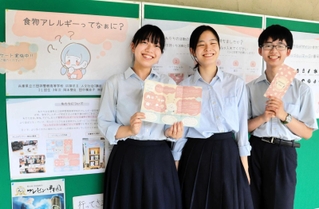 全国高校生プレゼン甲子園の決勝に出場する（左から）林田蒼唯さん、田中楓奈子さん、岡本愛良さん＝三田市学園１、三田祥雲館高校